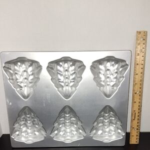 Wilton 1984 Silver Christmas Tree Cake Mold